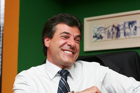 Beto Richa tripudia dos professores nas redes sociais