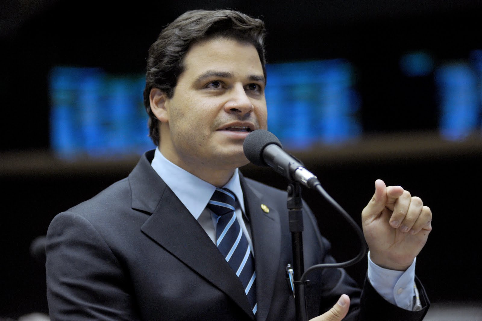 No Debate T, Sandro defende saída de Temer e prisão de Aécio