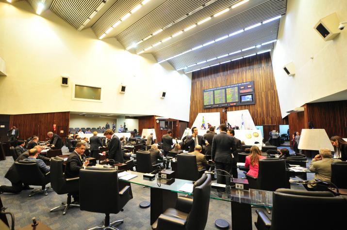 Deputados do Paraná aprovam projeto que isenta doadores de sangue das taxas em concursos públicos