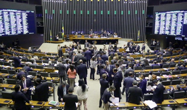 Farra com dinheiro público: Câmara paga R$ 16 milhões em auxílio-mudança para deputados