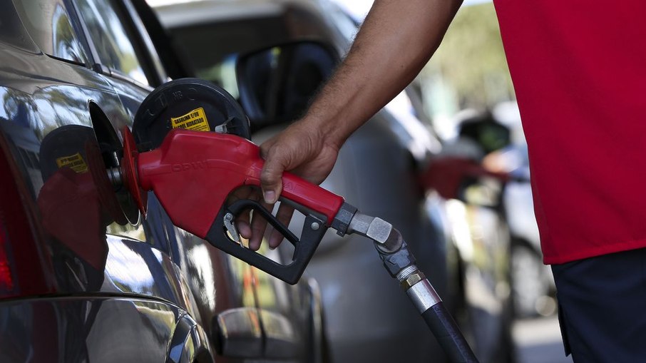 Gasolina fica mais cara e acumula alta de 51% em 2021