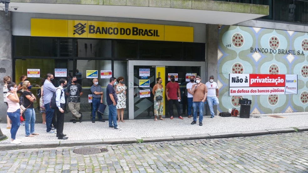 Funcionários do Banco do Brasil protestam contra demissões