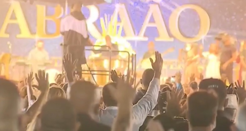 Em Curitiba, fiscais interditam culto evangélico com mais de duas mil pessoas