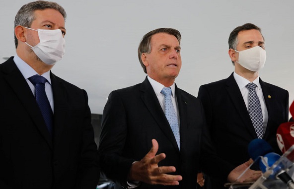 Bolsonaro entrega a Pacheco e Lira lista com 35 projetos prioritários
