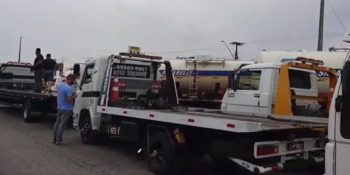 Em Araucária, trabalhadores do setor de transporte protestam contra aumento no preço dos combustíveis