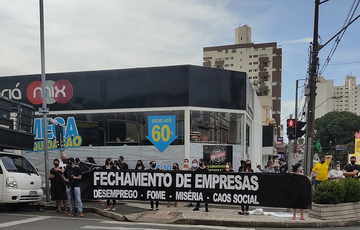 Empresários pedem reabertura de todas as atividades do comércio
