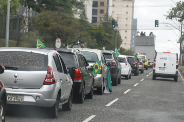Apoiadores de Bolsonaro fazem carreata em Curitiba pela reabertura do comércio e tratamento precoce para Covid-19
