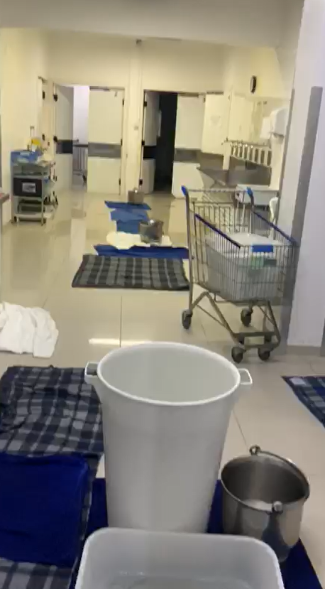 Funcionários usam baldes para conter goteiras no Pronto Socorro de Ponta Grossa