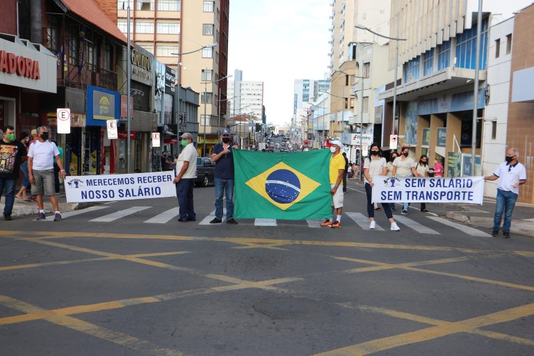 Elizabeth autoriza volta do transporte público, mas trabalhadores farão greve: ‘sem salário, sem transporte’