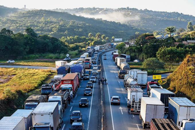 Com liminares contra bloqueios de estradas, caminhoneiros recuam