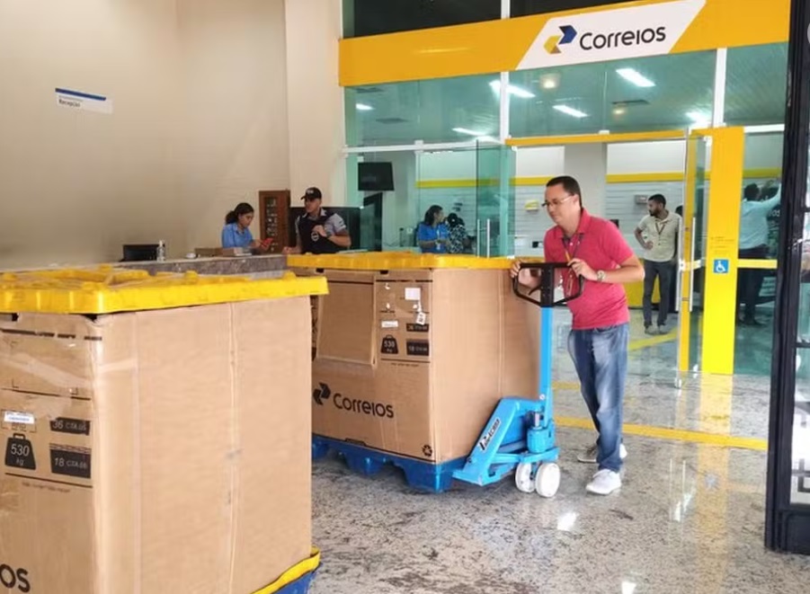Doações ao RS: Correios suspende coleta de roupas e pede que população priorize água, alimentos e ração