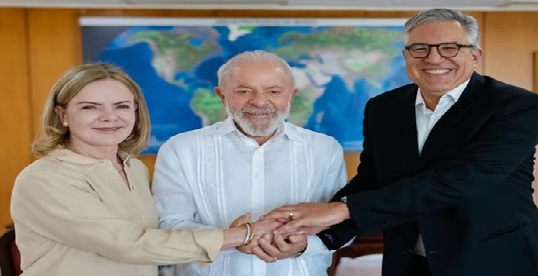 Lula dá posse a Gleisi na articulação política e a Padilha na Saúde