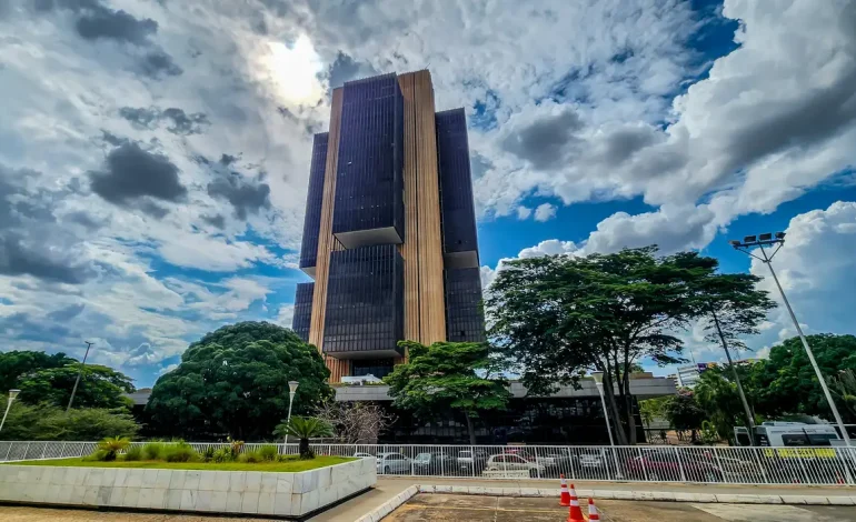 Copom eleva juros da economia para 14,75% ao ano
