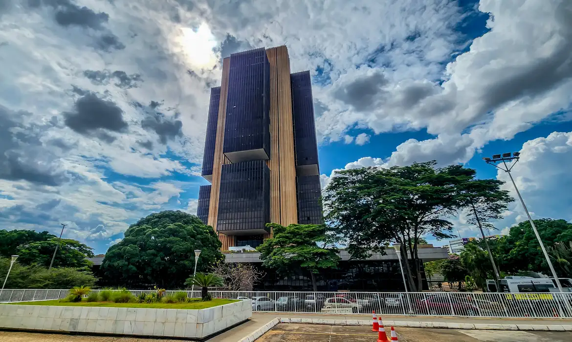 Copom eleva juros da economia para 14,75% ao ano