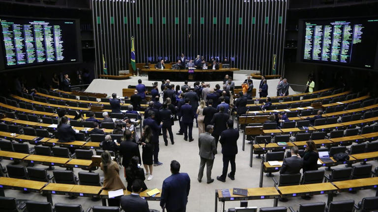 Mais gastos com dinheiro público: Câmara quer aumentar número de deputados