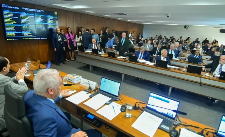 Proposta sobre fim da reeleição para prefeitos, governadores e presidente avança no Senado