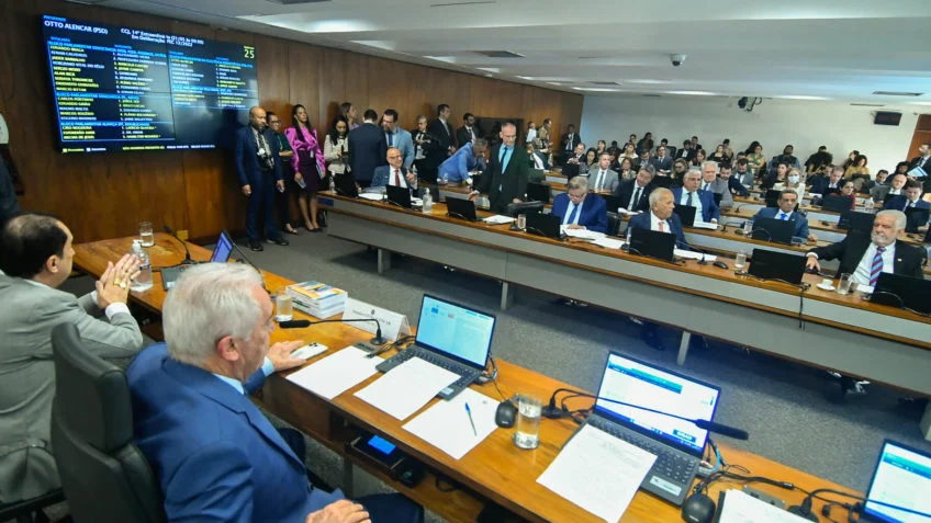 Proposta sobre fim da reeleição para prefeitos, governadores e presidente avança no Senado