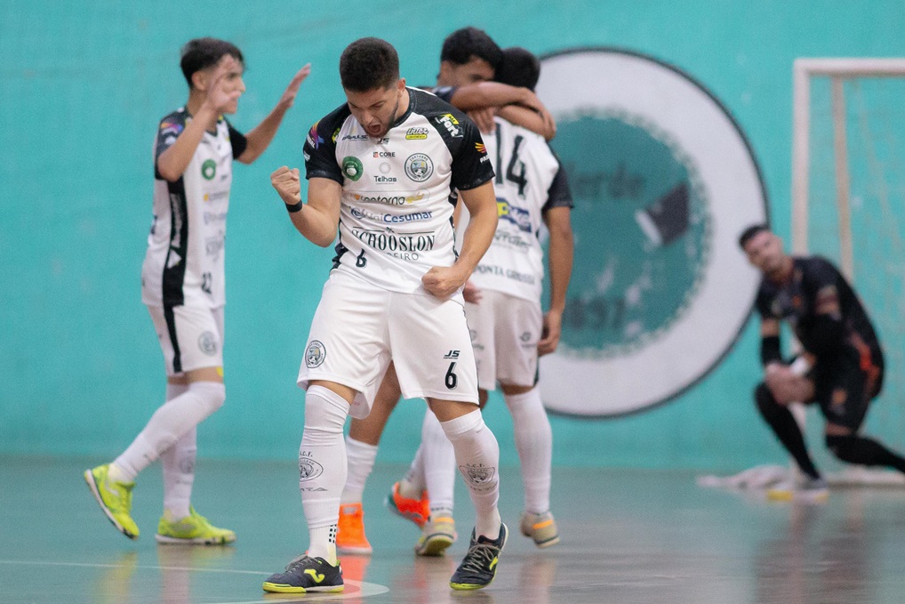 Contorno vence fora de casa e fica próximo da segunda fase na Chave Bronze