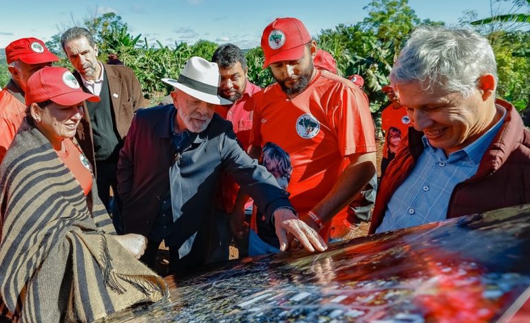 Em Ortigueira, Lula agradece MST por vigília nos 580 dias de prisão em Curitiba