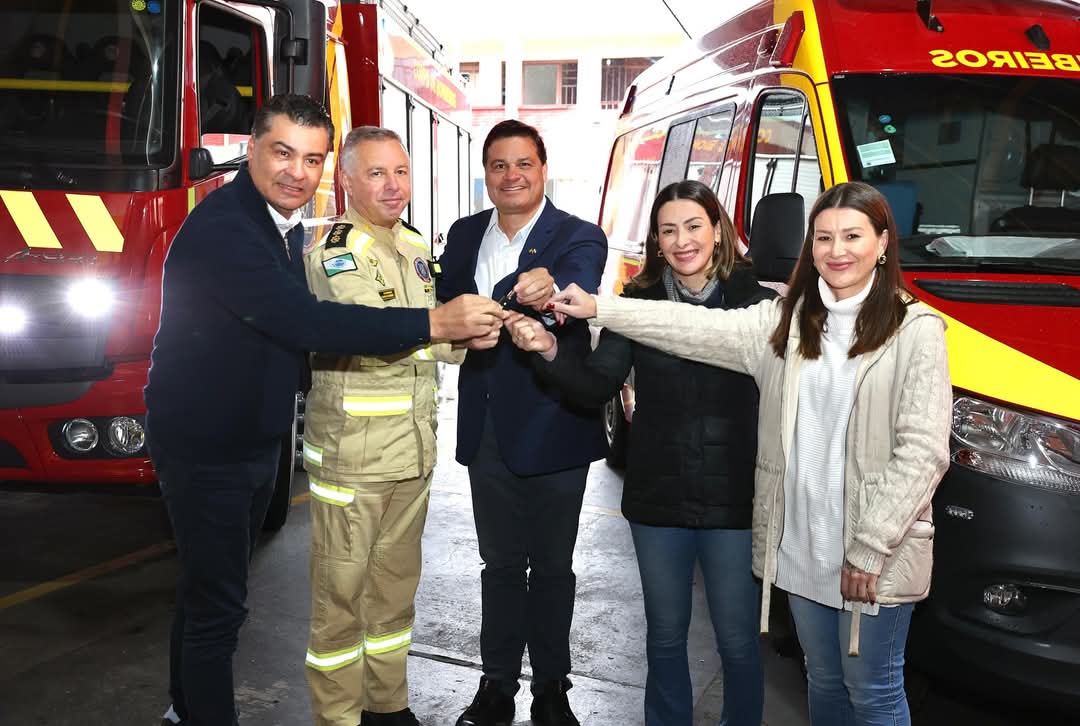 No mesmo time, Rangel, Sandro e Mabel aparecem em foto de entrega das ambulâncias liberadas pelo Estado ao Corpo de Bombeiros