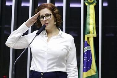 Contas bancárias de Carla Zambelli são bloqueadas pelo STF