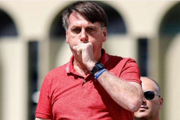 Bolsonaro enfrenta crise de soluço, mas mantém agenda