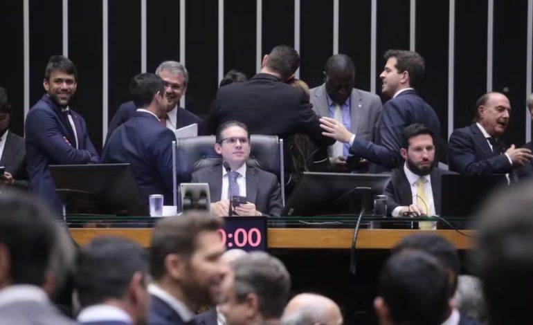 Deputados votaram derrubada do IOF para chantagear governo por liberação de emendas