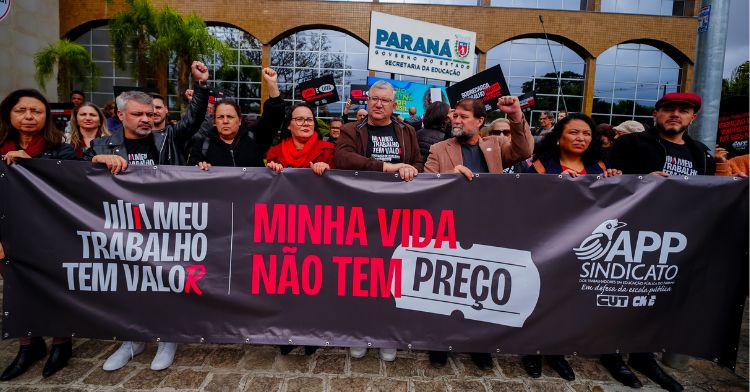 Professores do Paraná protestam contra assédio na Secretaria de Educação