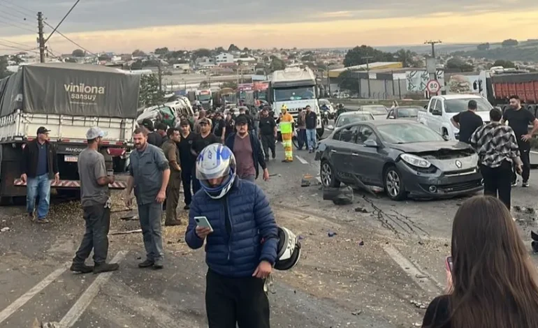 Caminhão desgovernado atinge oito veículos e deixa 16 pessoas feridas na BR-376, em Ponta Grossa