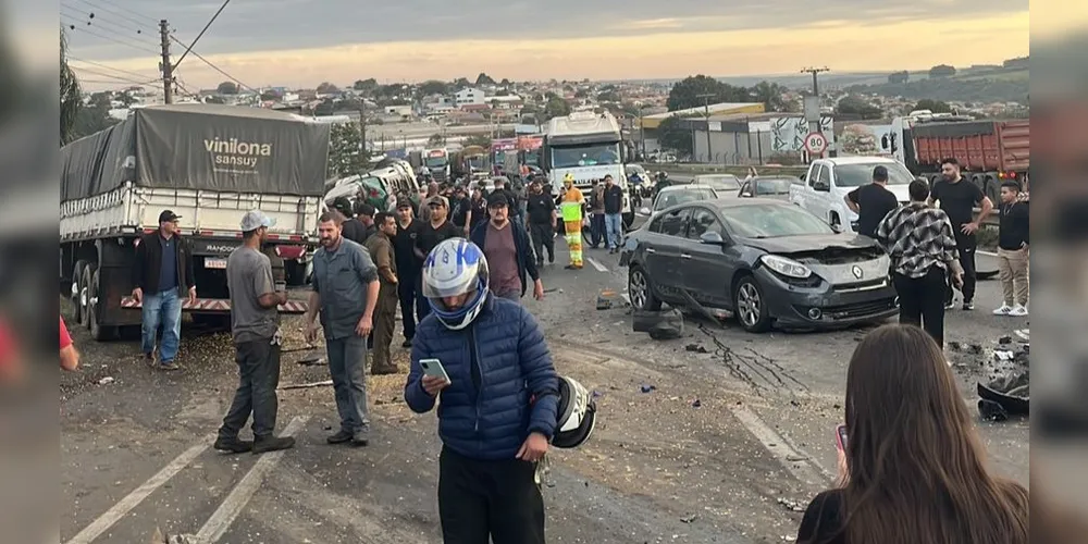 Caminhão desgovernado atinge oito veículos e deixa 16 pessoas feridas na BR-376, em Ponta Grossa