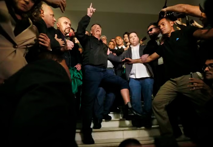 Moraes mantém Bolsonaro livre, mas ameaça prisão por reincidência