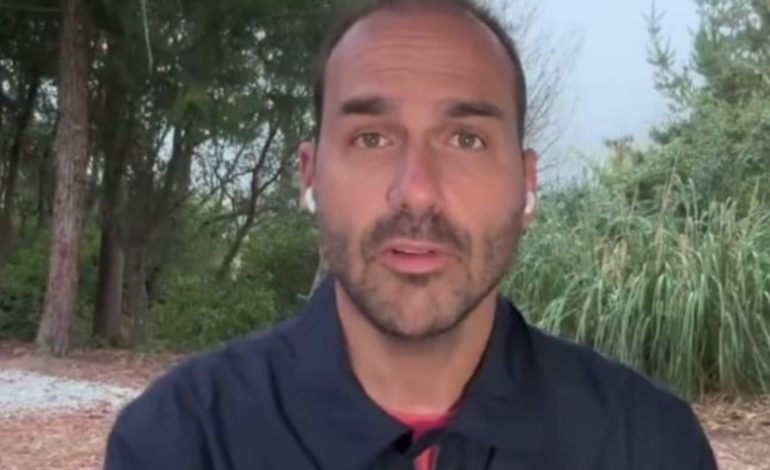 Defensor da taxação de 50%, Eduardo Bolsonaro diz que “Brasil será mergulhado no caos se não ceder a Trump”