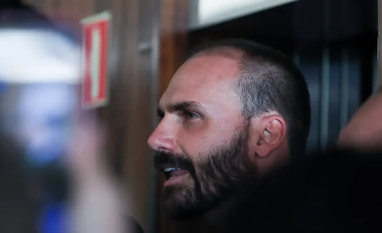 PT pede suspensão do mandato de Eduardo Bolsonaro: licença de deputado encerrou nesta segunda (21)