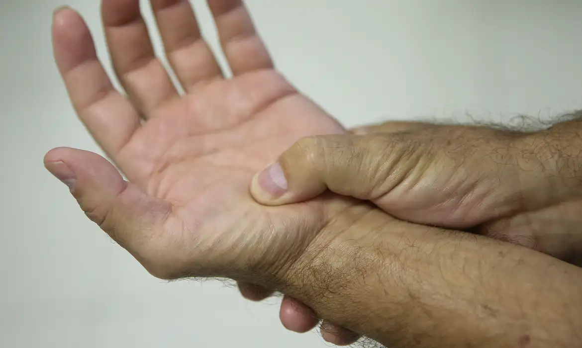 Fibromialgia passa a ser reconhecida por lei como deficiência: veja os direitos garantidos