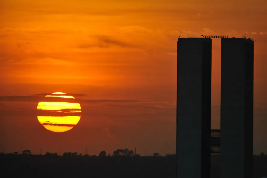 Projeto que proíbe horário de verão no Brasil é aprovado em comissão na Câmara Federal