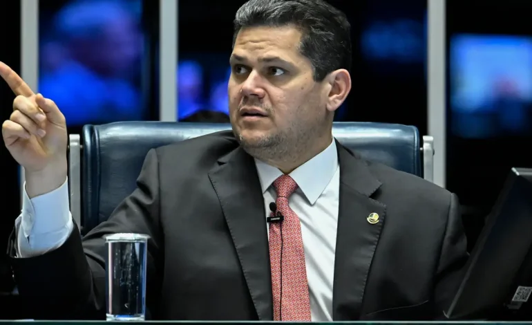 Após oposição ocupar plenário do Senado, Alcolumbre marca sessão remota