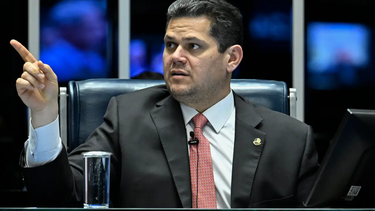 Após oposição ocupar plenário do Senado, Alcolumbre marca sessão remota