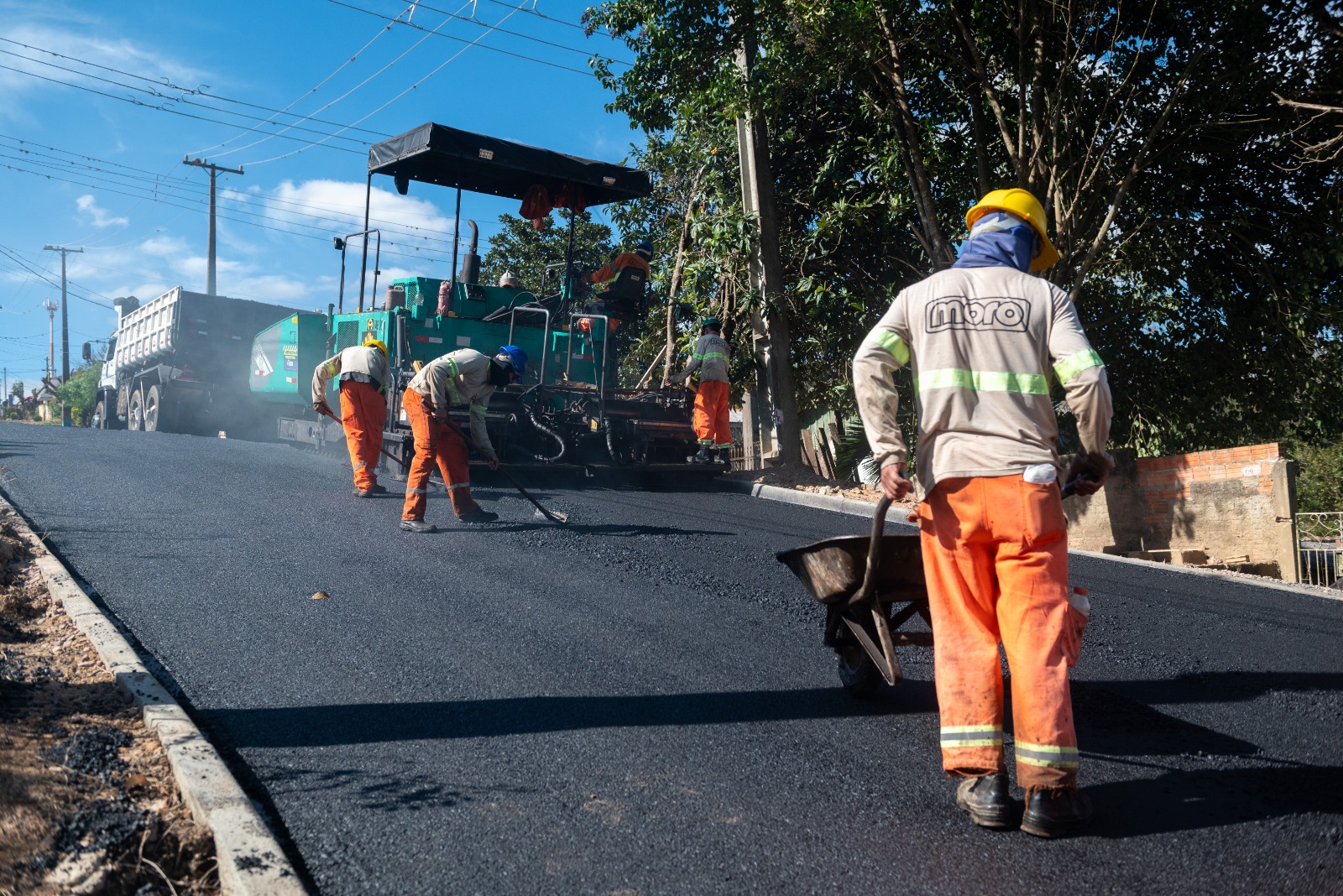 Asfalto novo chega em cinco ruas da Vila Santana em Ponta Grossa