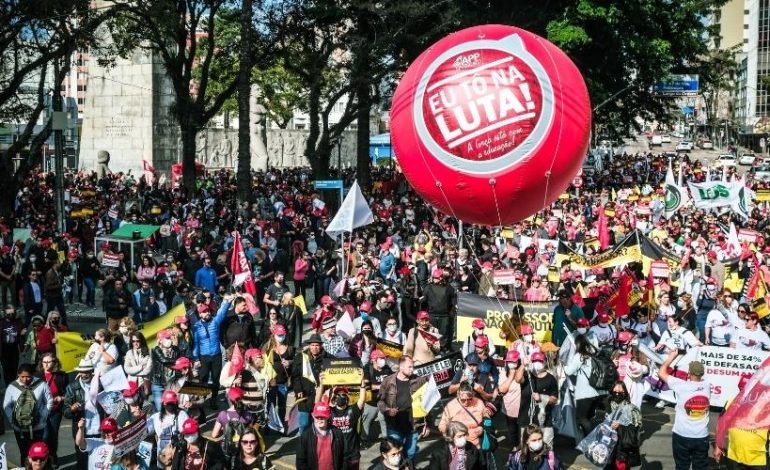 Professores vão às ruas para lembrar violência de 30 de agosto de 1988 e protestar contra Ratinho Jr