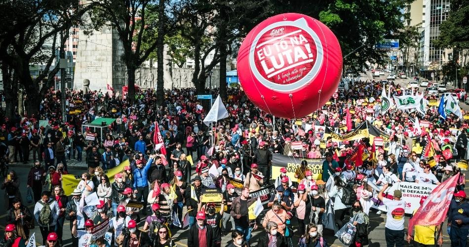 Professores vão às ruas para lembrar violência de 30 de agosto de 1988 e protestar contra Ratinho Jr