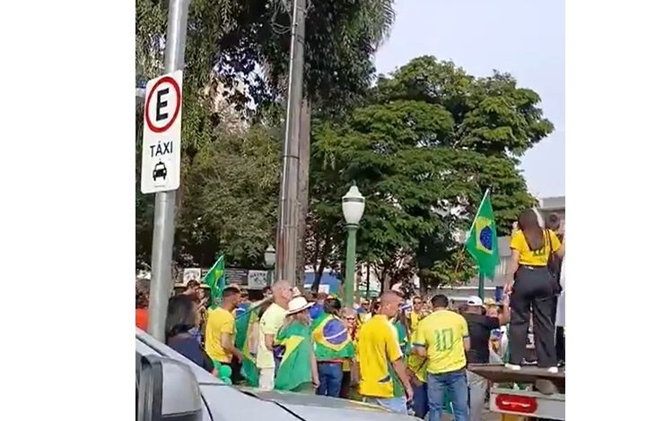 Em Ponta Grossa, apoiadores de Bolsonaro pedem saída de Lula e Alexandre de Moraes