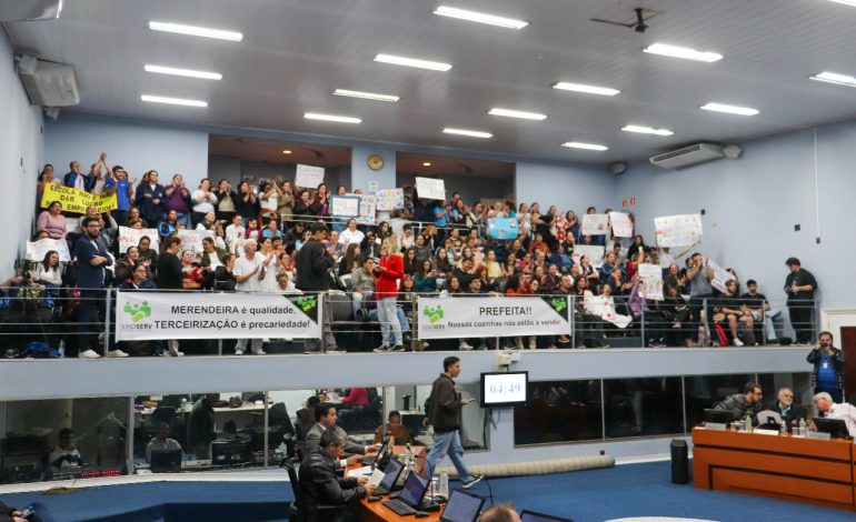 Servidores protestam contra a terceirização da merenda nas escolas municipais em Ponta Grossa