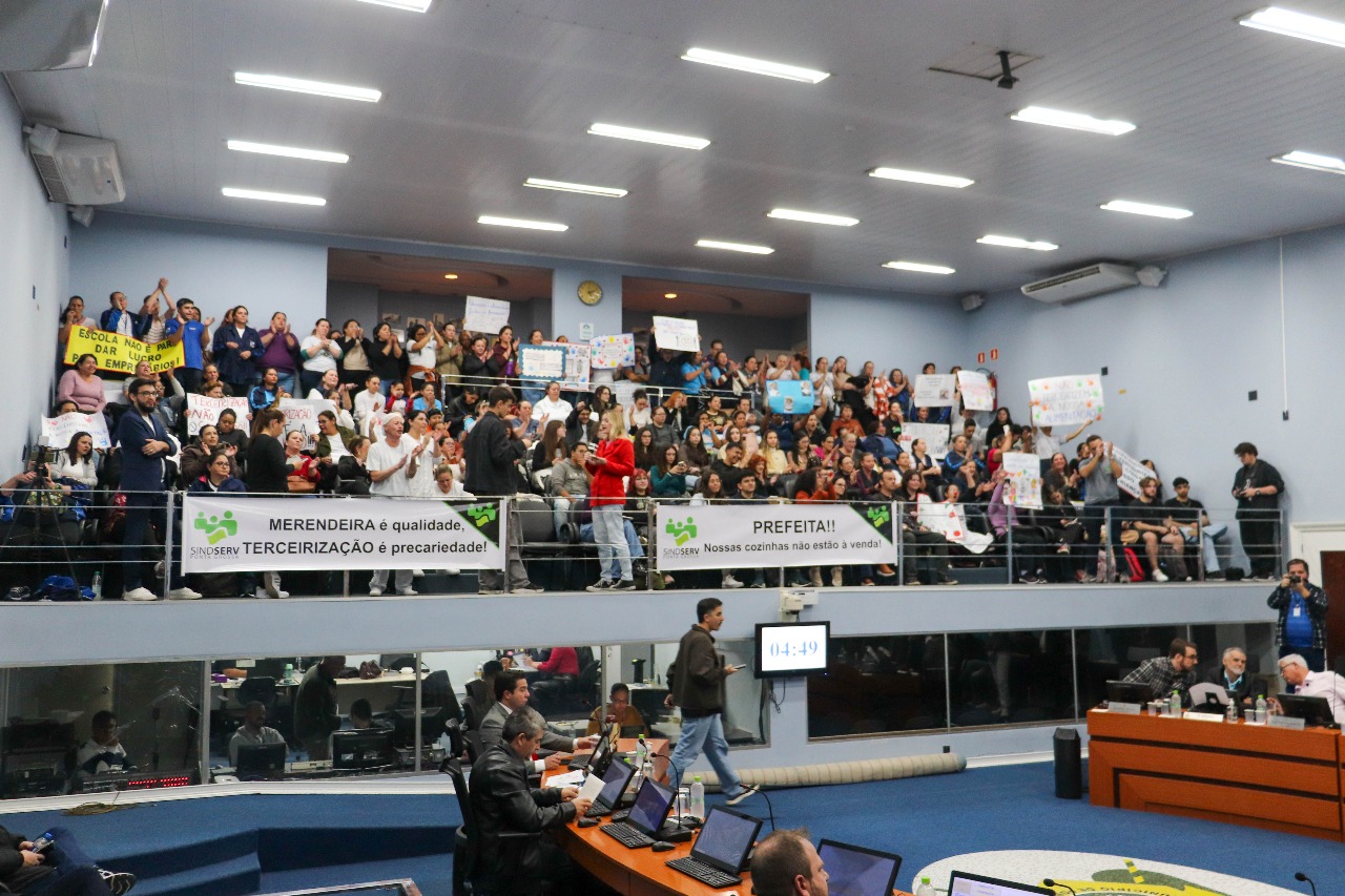 Servidores protestam contra a terceirização da merenda nas escolas municipais em Ponta Grossa