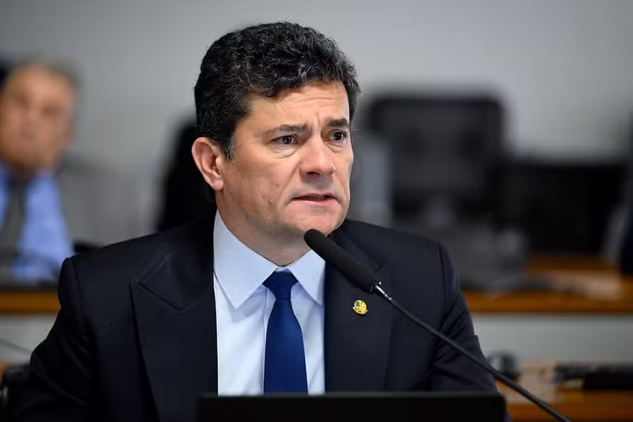 Oportunismo ou amnésia? Moro sela aliança com PL e dá palanque a Flávio Bolsonaro